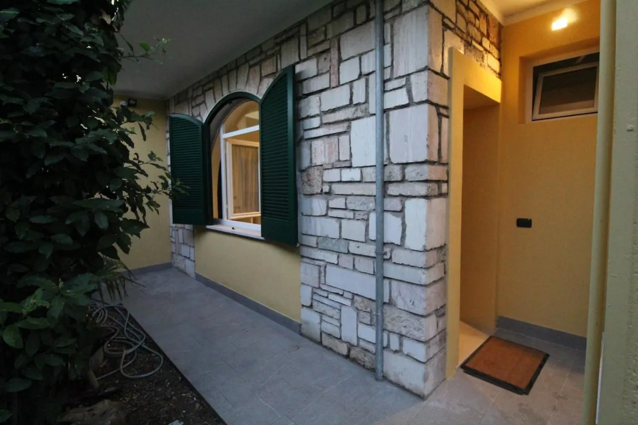 Villa Lori Apartments Garden And Beach Peschiera del Garda Italy